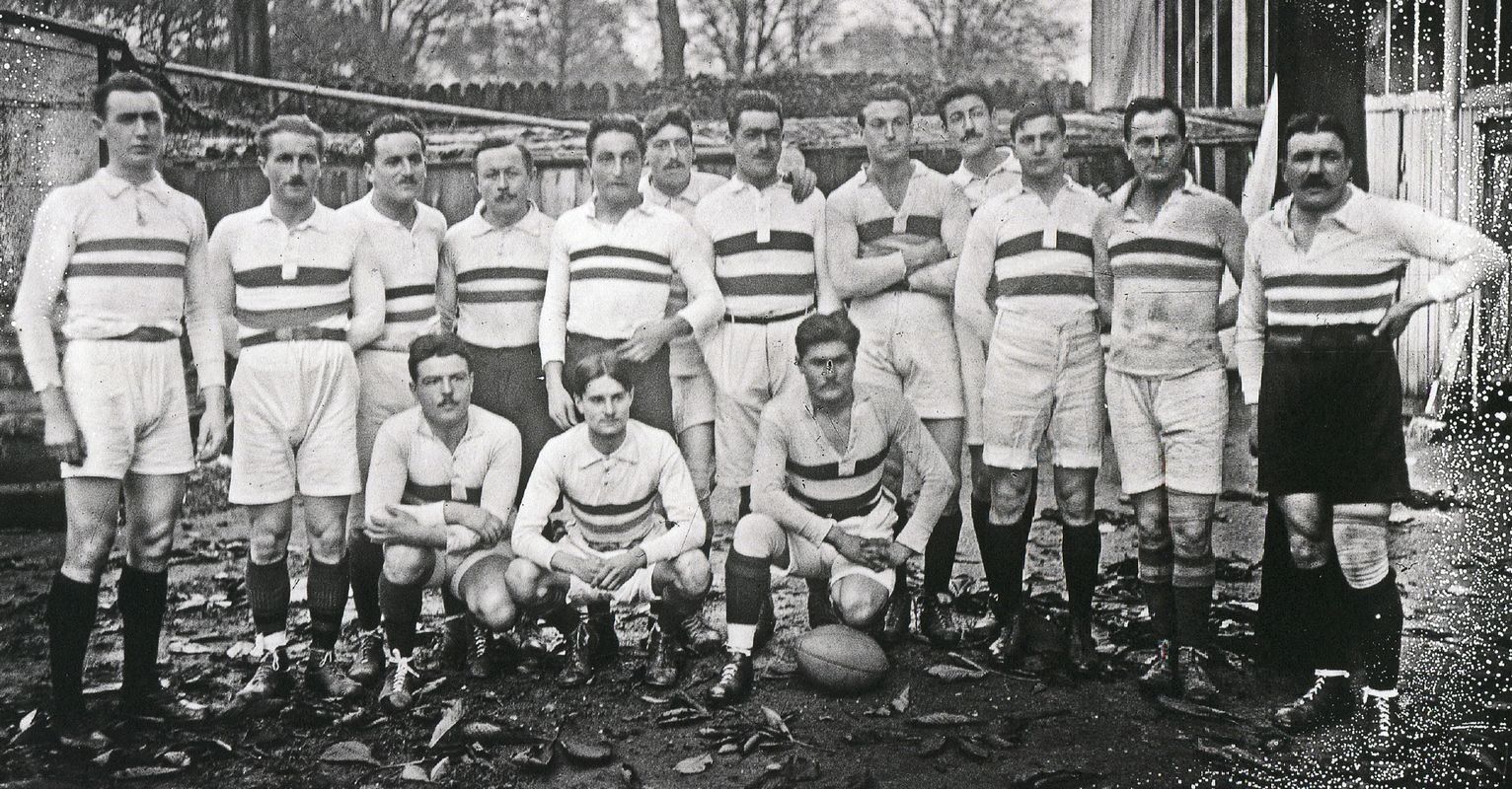 <p style='text-align: center;'><strong><span style='color: #0000ff; font-family: arial, helvetica, sans-serif; font-size: medium;'>Equipe première contre le Racing Club de France, à Paris, le 9 novembre 1919</span></strong>
<p style='text-align: left;'><em><span style='color: #0000ff; font-family: arial, helvetica, sans-serif; font-size: medium;'>(collection Gallica)</span></em>