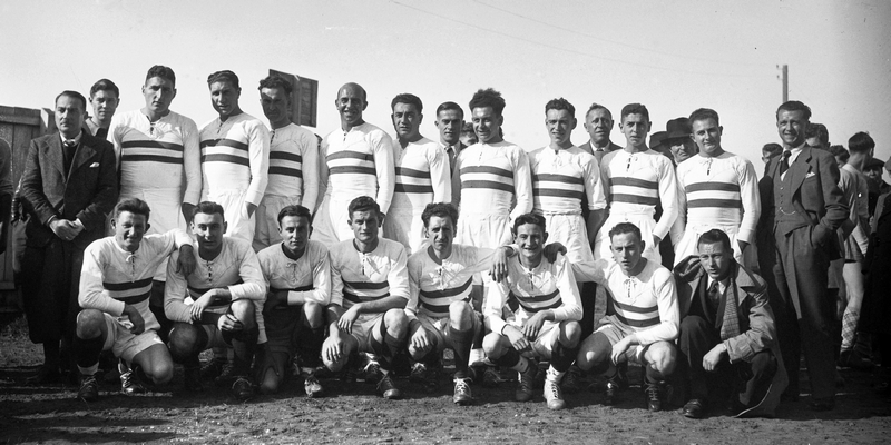 <p style='text-align: center;'><strong><span style='font-family: arial, helvetica, sans-serif; font-size: medium; color: #0000ff;'>Equipe senior Olympique Saint Denis le 12 octobre 1941</span></strong>
<span style='font-family: arial, helvetica, sans-serif; font-size: medium; color: #888888;'><span style='color: #ff0000;'><strong>Debout G</strong></span> : DELEPINE (Dirigeant) - VIGIER - GINESTY - CHASSE - OLIVIER - COTTIER - CERTOUX - BOUCHER - BRUNEAU - FERRE - DELEPINE</span>
<span style='font-family: arial, helvetica, sans-serif; font-size: medium; color: #888888;'><strong><span style='color: #ff0000;'>Accroupi G</span></strong> : TARDIVEL - BOUVIER - MERLET - LABARRE - DUBOIS - GAUTIER - FAOU - BODIN</span>
<p style='text-align: left;'><em><span style='font-family: arial, helvetica, sans-serif; font-size: medium; color: #0000ff;'>(collection de l'auteur)</span></em>