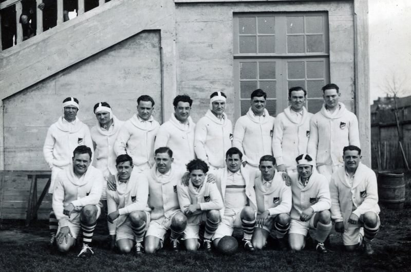 <p style='text-align: center;' align='left'><strong><span style='font-size: medium; font-family: arial, helvetica, sans-serif; color: #0000ff;'>Equipe senior - Finale Coupe Herbesan à St Nazaire 29 mars 1936</span></strong>
<p align='left'><span style='font-size: medium; font-family: arial, helvetica, sans-serif;'><span style='color: #ff0000;'><strong>Debout G </strong></span>:<span style='color: #888888;'> LE PERRU - DUPONT - LE CLEACH - COTTIER - BIGNOTTI - BARRERE - CHASSE - VERBE</span></span>
<p align='left'><span style='font-size: medium; font-family: arial, helvetica, sans-serif;'><span style='color: #ff0000;'><strong>Accroupi G</strong></span> <span style='color: #888888;'>: BABBAGE - MARCHAND - SEVER - DE FALLOIS - BROSSAUD - CHAMBOULEYRON - FILLAUD - MORIN</span></span>
<p align='left'><span style='font-size: medium; font-family: arial, helvetica, sans-serif;'><span style='color: #888888;'><span style='font-family: arial, helvetica, sans-serif; font-size: medium;'><span style='font-family: arial, helvetica, sans-serif; font-size: medium;'><em><span style='font-family: arial, helvetica, sans-serif; font-size: medium; color: #0000ff;'>(Collection de l'auteur)</span></em></span></span></span></span>