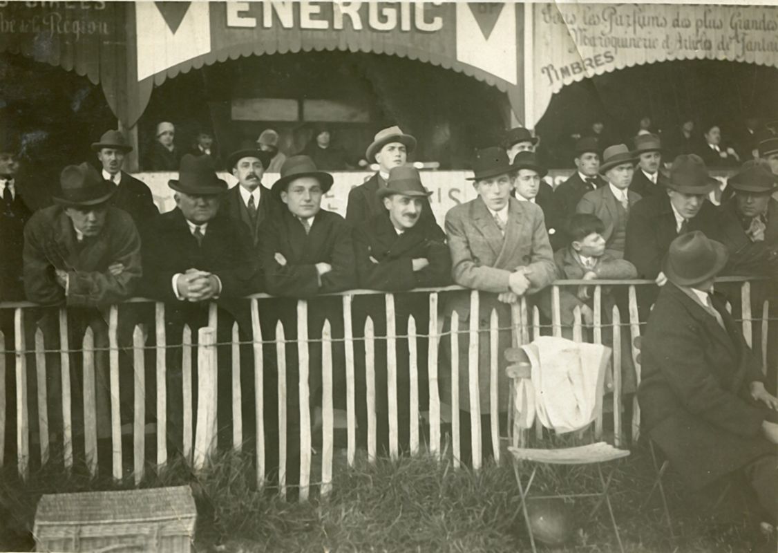 <p style='text-align: center;'><strong><span style='font-family: arial, helvetica, sans-serif; font-size: medium; color: #0000ff;'>Les supporters du match SNUC - Olympique de Paris, le 24 octobre 1926</span></strong>
<p style='text-align: left;'><em><span style='font-family: arial, helvetica, sans-serif; font-size: medium; color: #0000ff;'>(collection de l'auteur)</span></em>