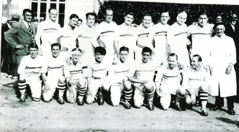 <p align='center'><span style='font-family: arial, helvetica, sans-serif; font-size: medium; color: #0000ff;'><strong>Equipe senior contre RC France Challenge Yves du Manoir le 3 octobre 1937</strong></span>
<p align='left'><span style='font-family: arial, helvetica, sans-serif; font-size: medium; color: #888888;'><strong><span style='color: #ff0000;'>Debout G </span></strong>: LOISEAU – BARBE – DUPONT – COTTIER - OLIVIER(Capitaine) – BARRERE – BABBAGE – SEVER – VERBE – VIGIER – GAZIL (Soigneur)</span>
<p style='text-align: left;' align='left'><span style='color: #888888;'><span style='font-family: arial, helvetica, sans-serif; font-size: medium;'><span style='color: #ff0000;'><strong>Accroupis G</strong></span> : LE PERRU – BROSSAUD – TARDIVEL - DE FALLOIS – FILLAUD – MARCHAND - LE GALL - FAUCO</span><span style='font-family: arial, helvetica, sans-serif; font-size: medium;'>N</span></span>
<p style='text-align: left;' align='left'><span style='color: #888888;'><span style='font-family: arial, helvetica, sans-serif; font-size: medium;'><em><span style='color: #0000ff;'>(collection de l'auteur)</span></em><br /></span></span>