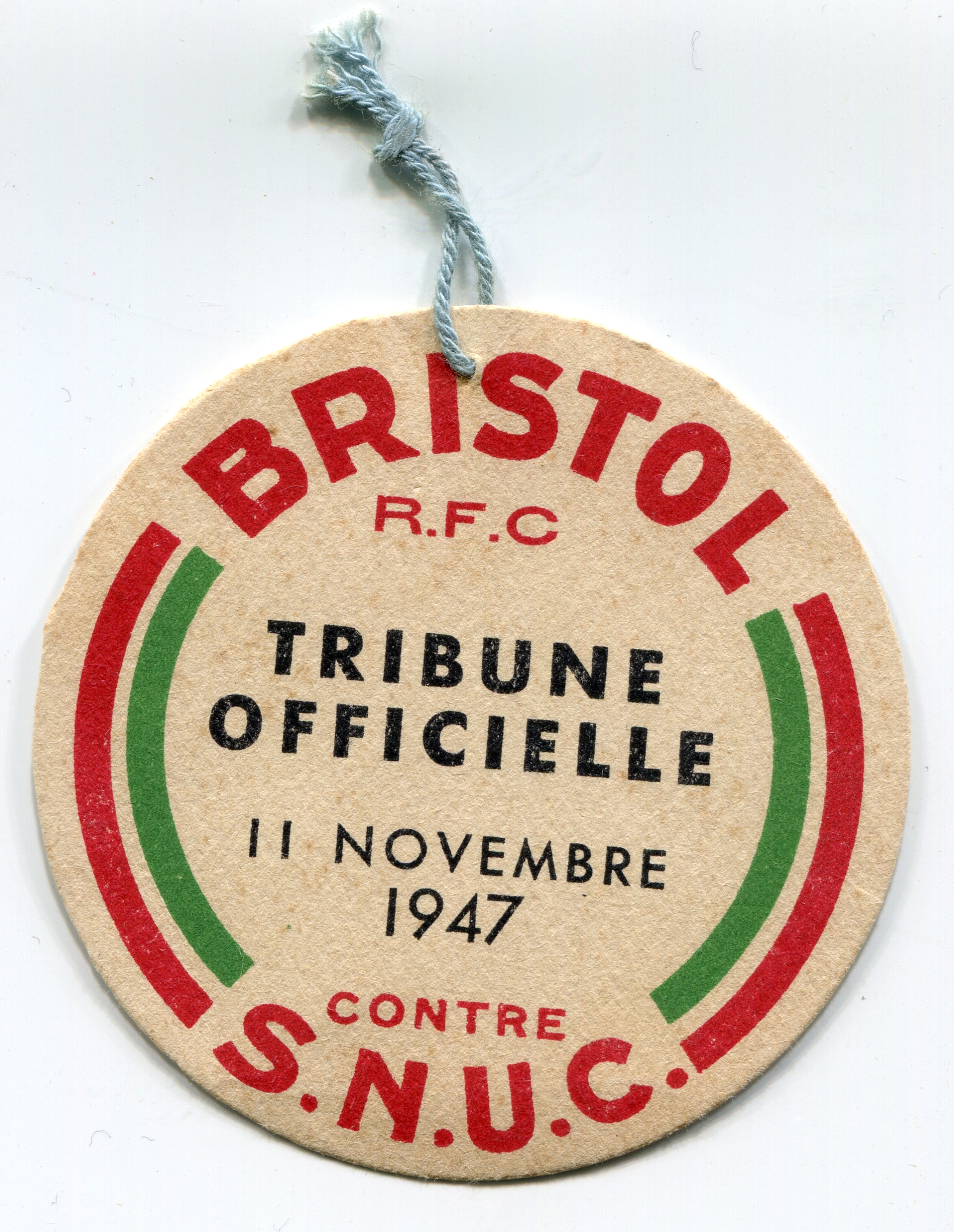 <p style='text-align: center;'><strong><span style='font-family: arial, helvetica, sans-serif; font-size: medium; color: #0000ff;'>Badge du match SNUC - Bristol RFC du 11 novembre 1947</span></strong>
<p style='text-align: left;'><em><span style='font-family: arial, helvetica, sans-serif; font-size: medium; color: #0000ff;'>(collection de l'auteur)</span></em>