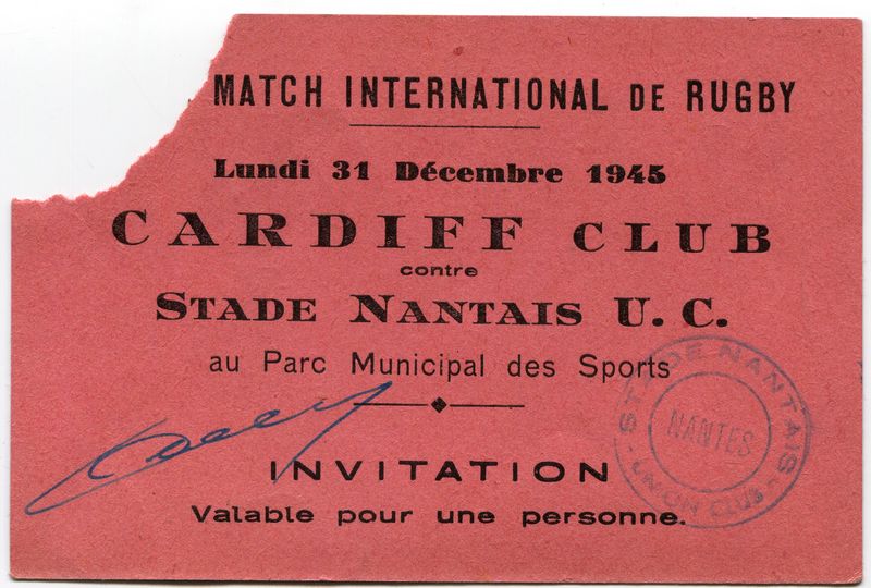 <p style='text-align: center;'><strong><span style='font-family: arial, helvetica, sans-serif; font-size: medium; color: #0000ff;'>Billet invitation du match S.N.U.C. - R.F.C. Cardiff</span></strong>
<p style='text-align: left;'><em><span style='font-family: arial, helvetica, sans-serif; font-size: medium; color: #0000ff;'>(collection de l'auteur)</span></em>