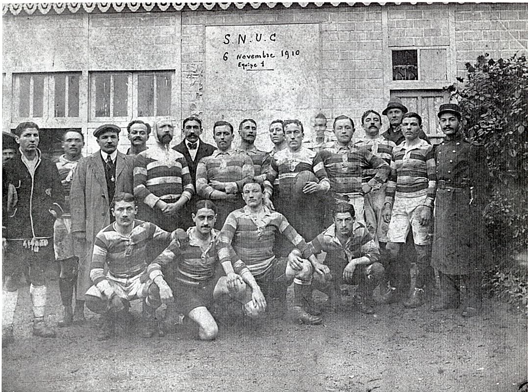 <p style='text-align: center;'><strong><span style='font-family: arial, helvetica, sans-serif; font-size: medium; color: #0000ff;'>Equipe du SNUC contre le Stade Rochelais du 6 novembre 1910</span></strong>
<p style='text-align: left;'><em><span style='font-family: arial, helvetica, sans-serif; font-size: medium; color: #0000ff;'>(collection de l'auteur)</span></em>