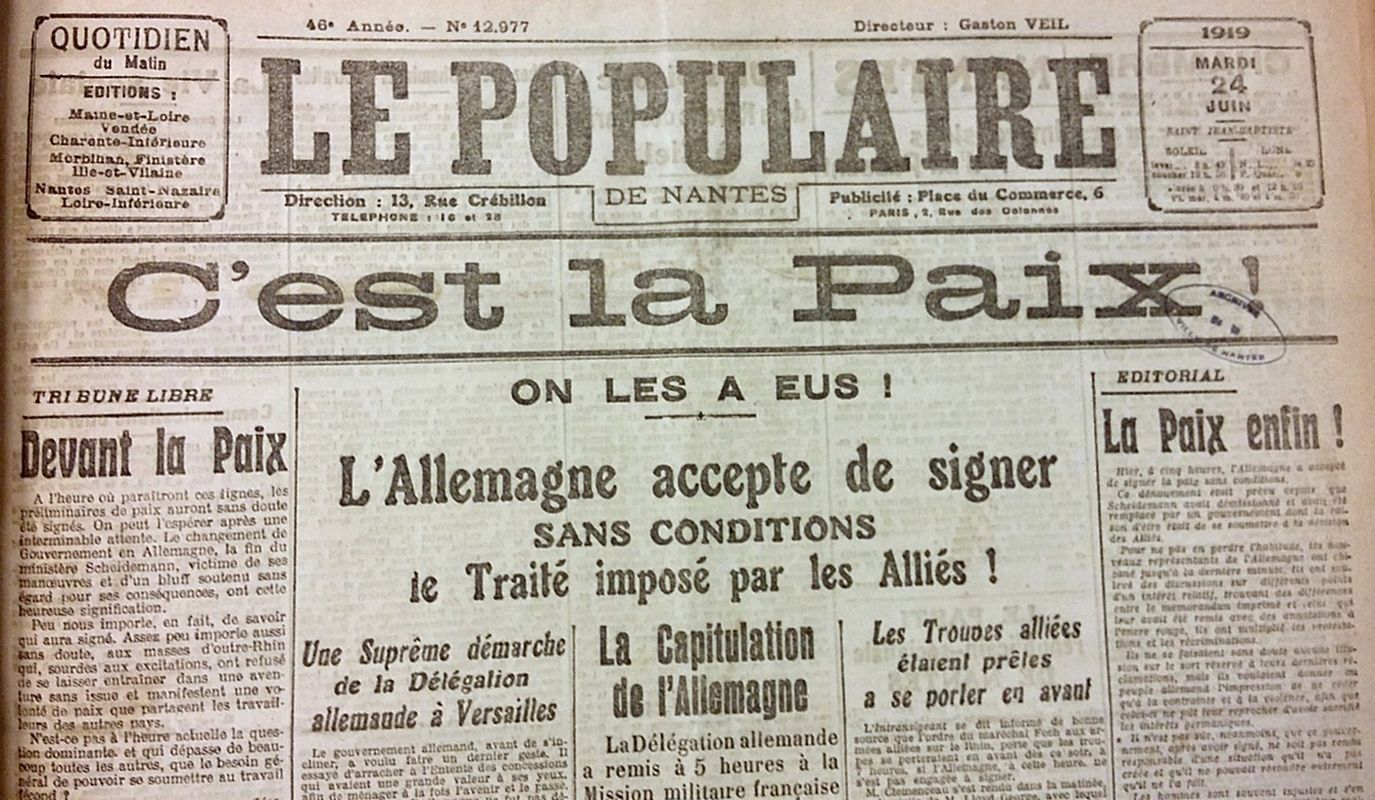 <p style='text-align: center;'><span style='color: #0000ff;'><strong><span style='font-family: arial, helvetica, sans-serif; font-size: medium;'>Cest en fin la paix - Une du journal le Populaire du 24 juin 1919</span></strong></span>
<p style='text-align: left;'><span style='color: #0000ff;'><em><span style='font-family: arial, helvetica, sans-serif; font-size: medium;'>(collection Archives municipales de Nantes)</span></em></span>